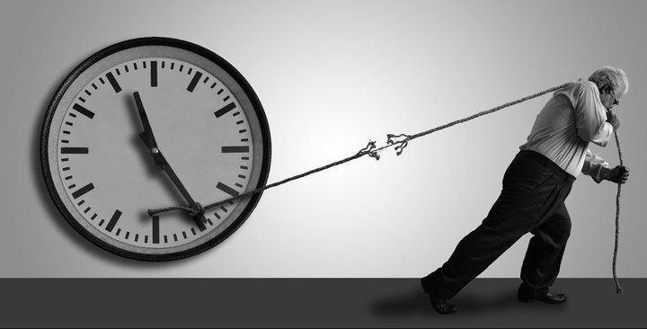 Yedi gün, yirmi dört saatlik bir haftada yetişemediğimizi fark edip bir “pause“ tuşuna bassak ve her şey dursa, önce dinlensek, ardından canımız “tamamdır devam edebilirsin,” dediğinde işlerimizi kolaylaştırıp oynat tuşuna öyle bassak, hayat oyununda mızıkçılık yapmış olur muyuz?